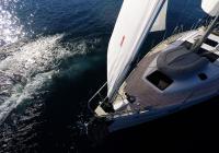 bateau à voile voilier elan 45 impression proue pont en teck voiles de voilier